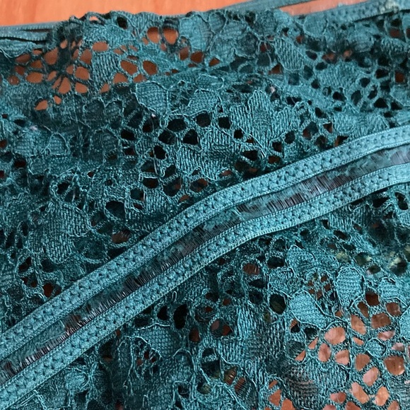 EUC Victoria’s Secret set of two lace panties - Picture 4 of 4